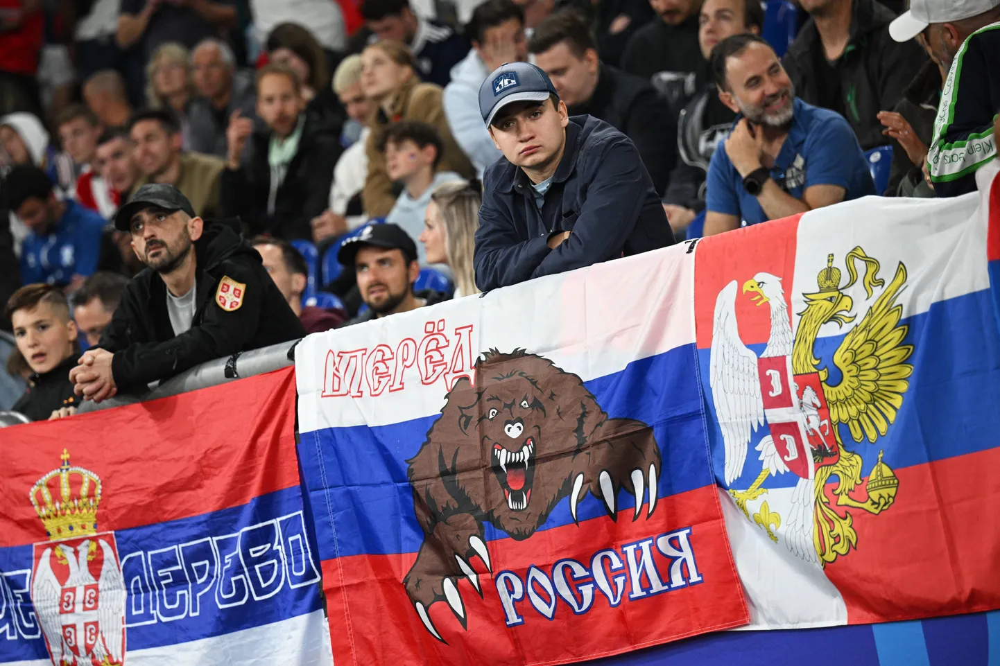 Сербские болельщики не стесняются.