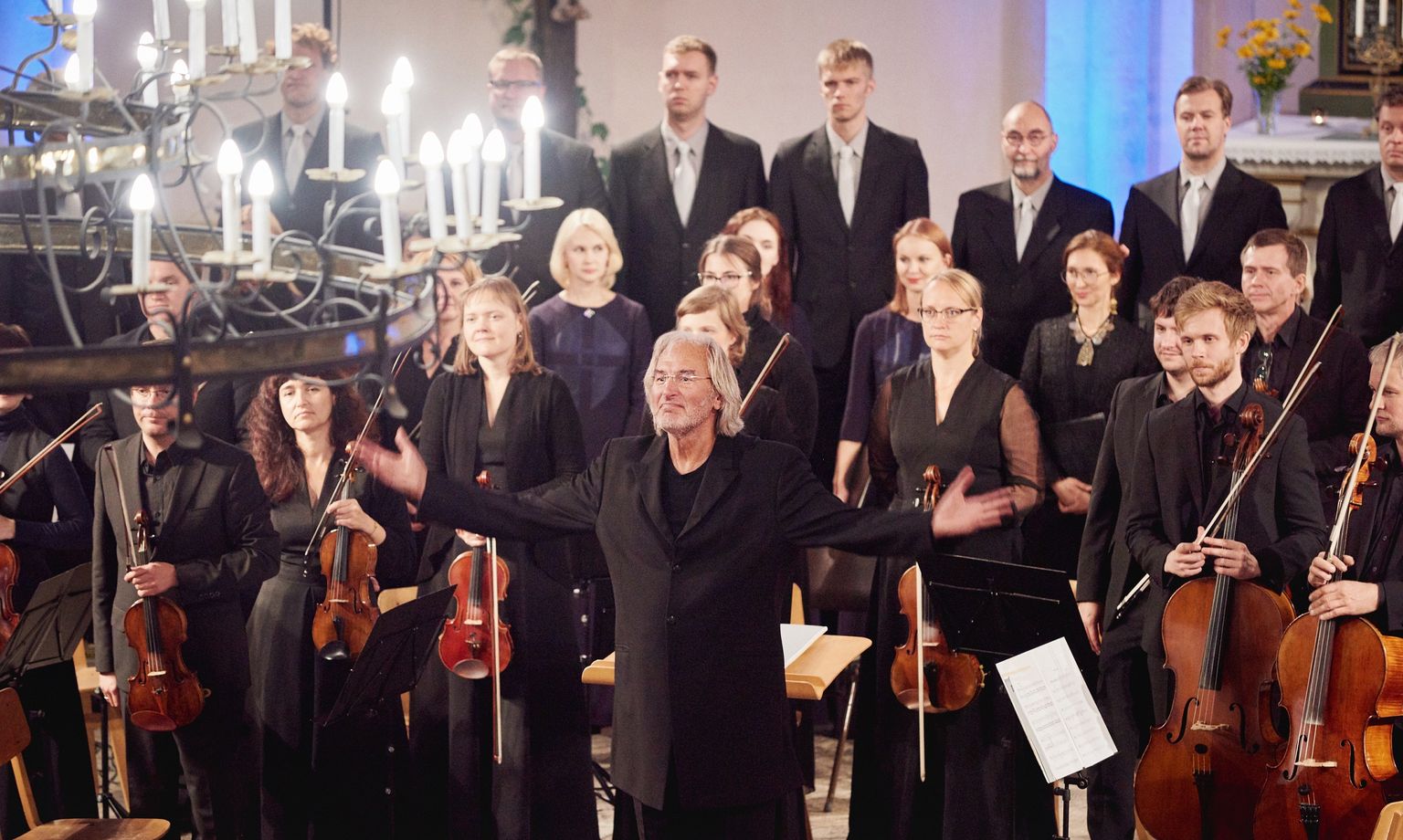 Dirigent Tõnu Kaljuste ning osa Tallinna kammerorkestrist ja Eesti filharmoonia kammerkoorist.