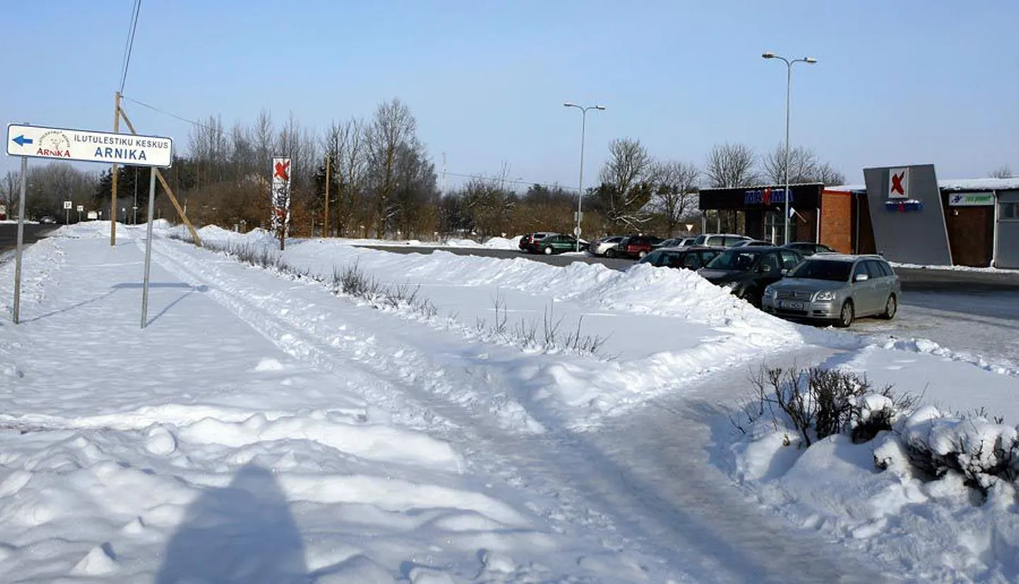 Möödujad, kes kauplusse minna ei soovi, on pidanud puhastamata kõnniteele ise raja tallanud.