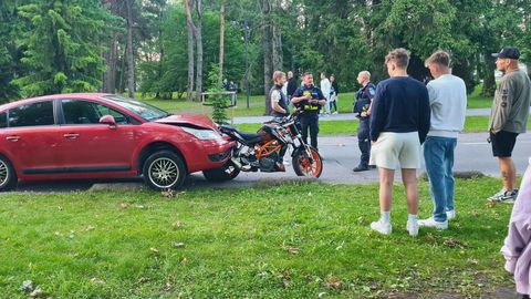 PILDID ⟩ Pärnu rannarajoonis sõitis auto mootorratturile tagant otsa