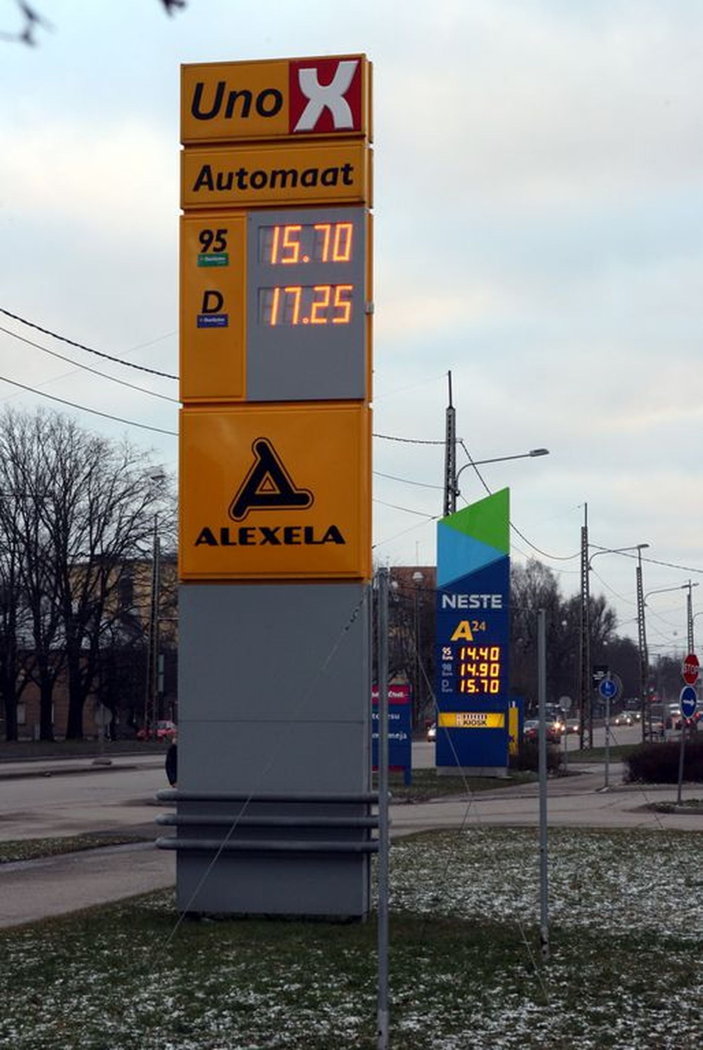Suure osa aasta alguse inflatsioonist andsid kallinenud mootorikütused. Pildil hinnad Uno X ja Neste tanklates 2. jaanuaril 2008.   .