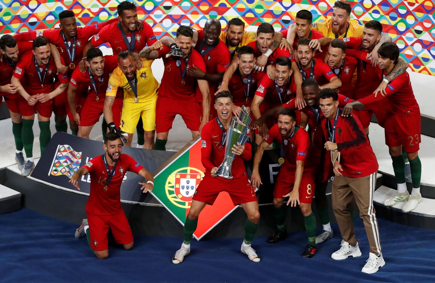 Portugali jalgpallimeekonna liider Cristiano Ronaldo ja tema meeskonnakaaslased mullu UEFA Rahvuste liiga karikaga.