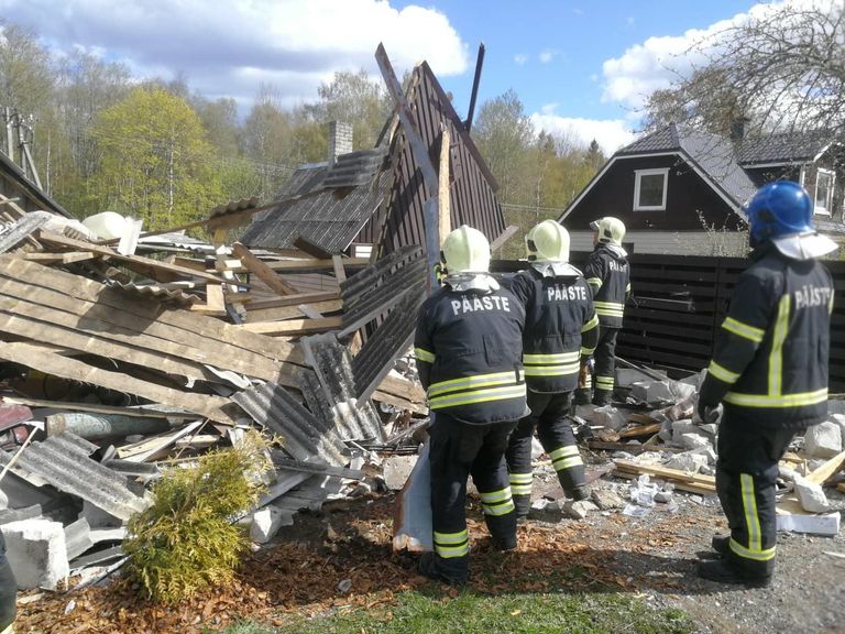 Авария в деревне Выле уничтожила гараж.