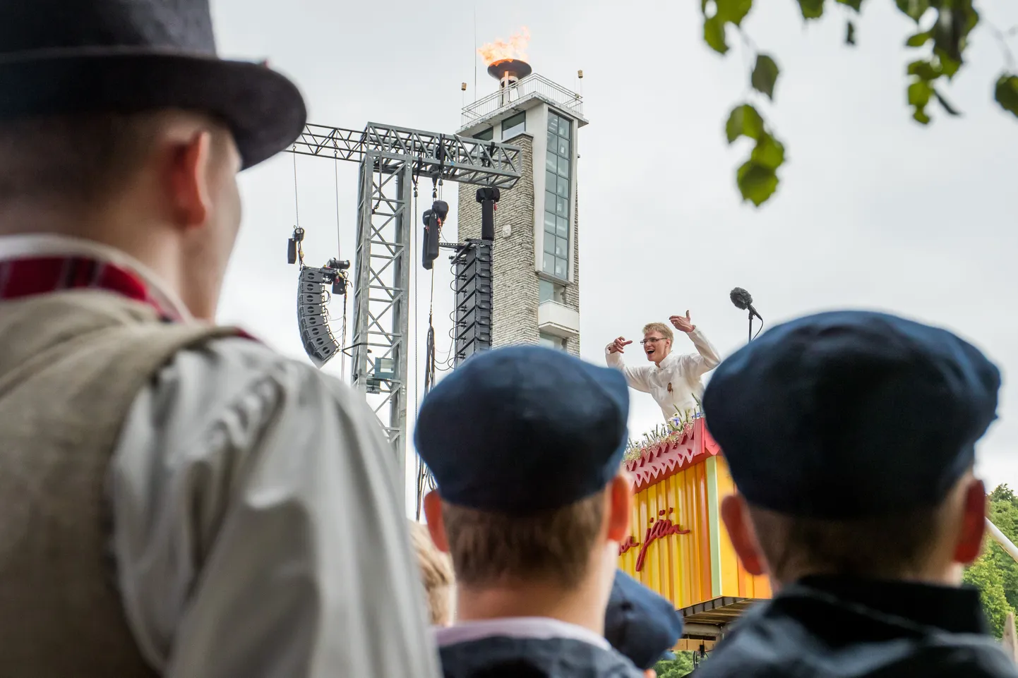 Laulupeol dirigendina debüüti tegev Rasmus Puur juhatab ühendkoore, lastes kõlada uudisteosel "Meie". See laul tuli korduvalt esitamisele. Ja Rasmus Puur pälvis tohutu aplausi.
