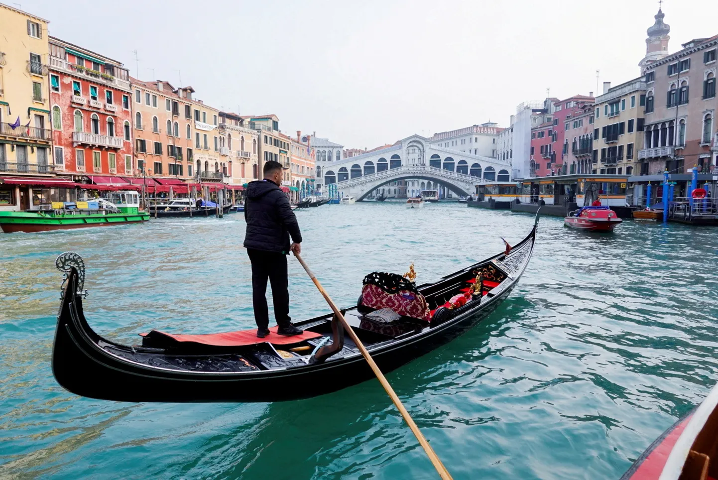 Vaade Veneetsia Rialto sillale Suurel kanalil.