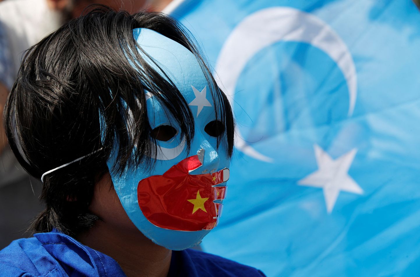 Uiguur osaleb meeleavaldusel Hiina konsulaadi juures Istanbulis