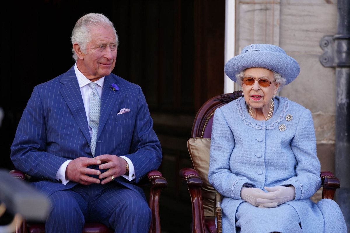 Король Карл III и ныне покойная королева Елизавета II