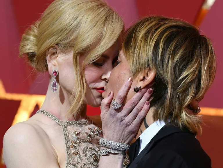 TOPSHOT - Nominee for Best Supporting Actress "Lion" Nicole Kidman arrives with her husband Keith Urban on the red carpet for the 89th Oscars on February 26, 2017 in Hollywood, California. / AFP PHOTO / ANGELA WEISS