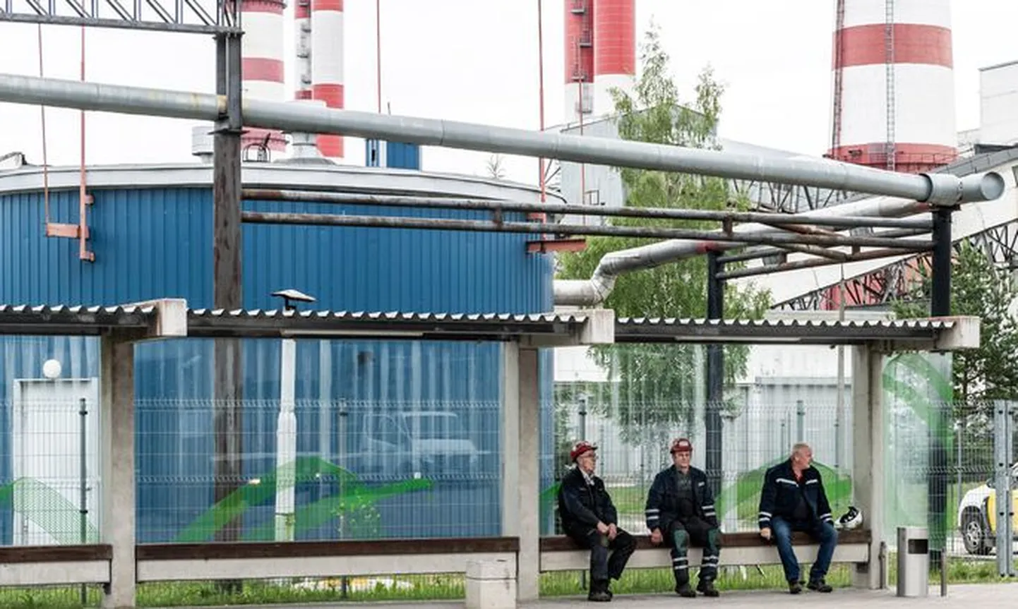 Троица, сидящая на автобусной остановке у входа на завод по производству масел работу не потеряет, но хорошо в курсе того, что 1300 работникам, производящим электричество, грозит увольнение. Они предлагают построить целлюлозный завод, от которого отказались тартусцы, в их регионе, поскольку он там нужен, и у людей была бы работа.