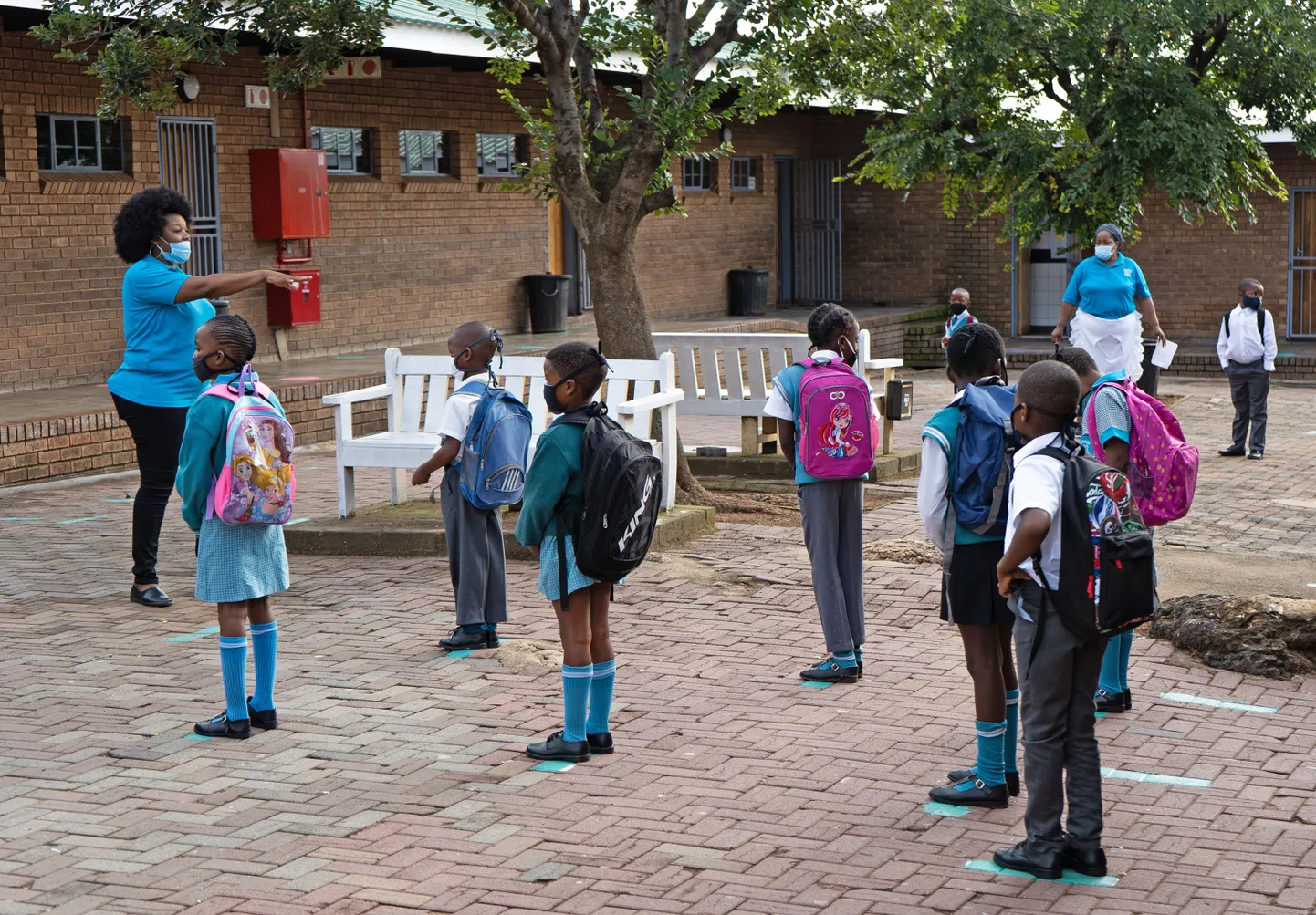 Lapsed ootamas LAV-s Johannesburgis koolitundide algust.