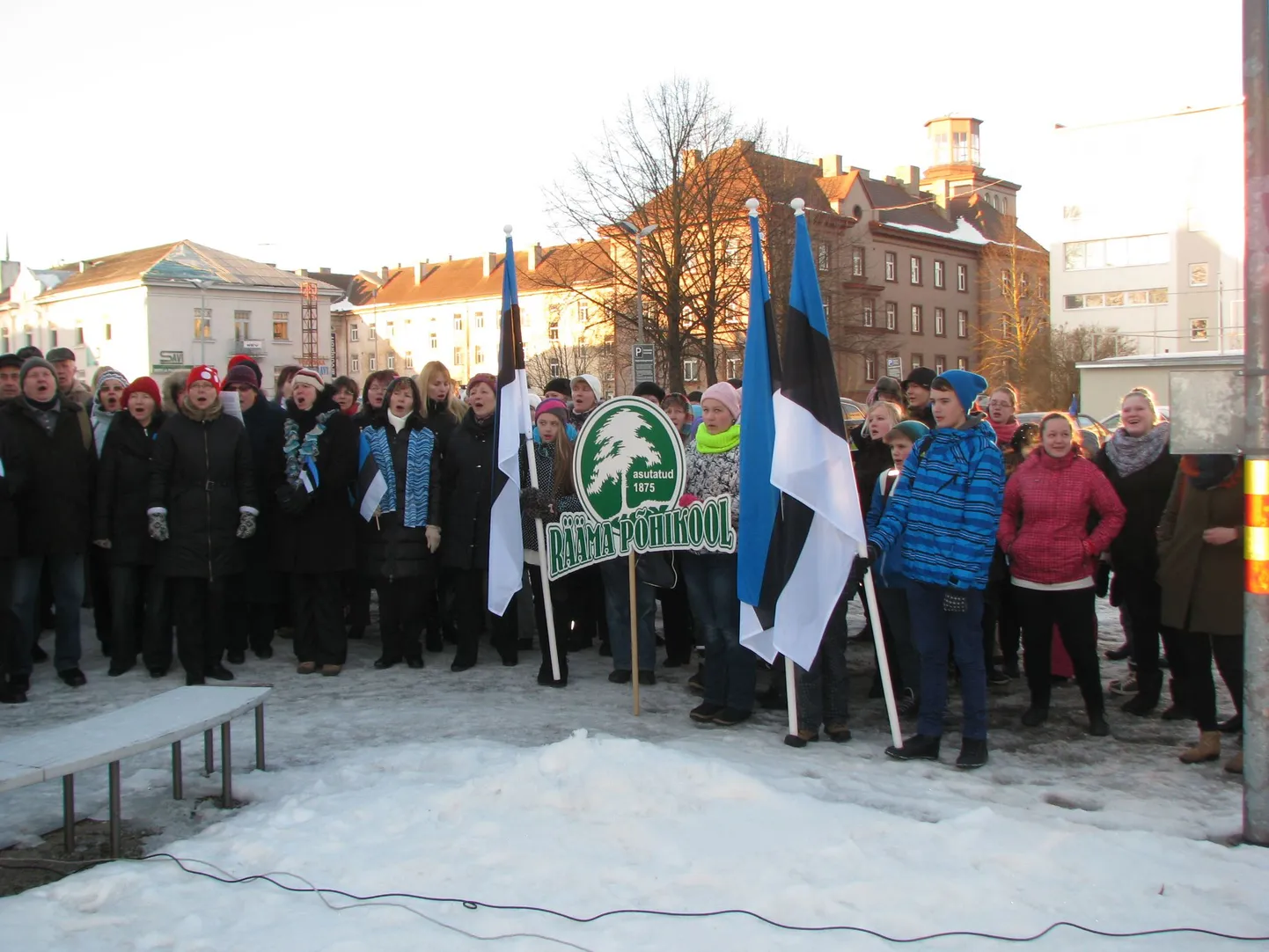 Priiuse põlistamise päeval toimunud ühislaulmine Pärnu kontserdimaja juures.