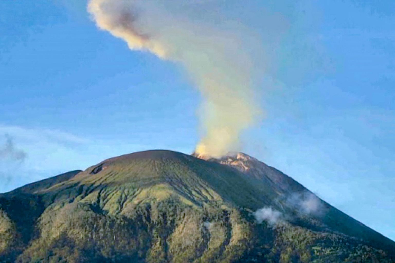 Indoneesias hakkas purskama Ili Lewotoloki vulkaan.