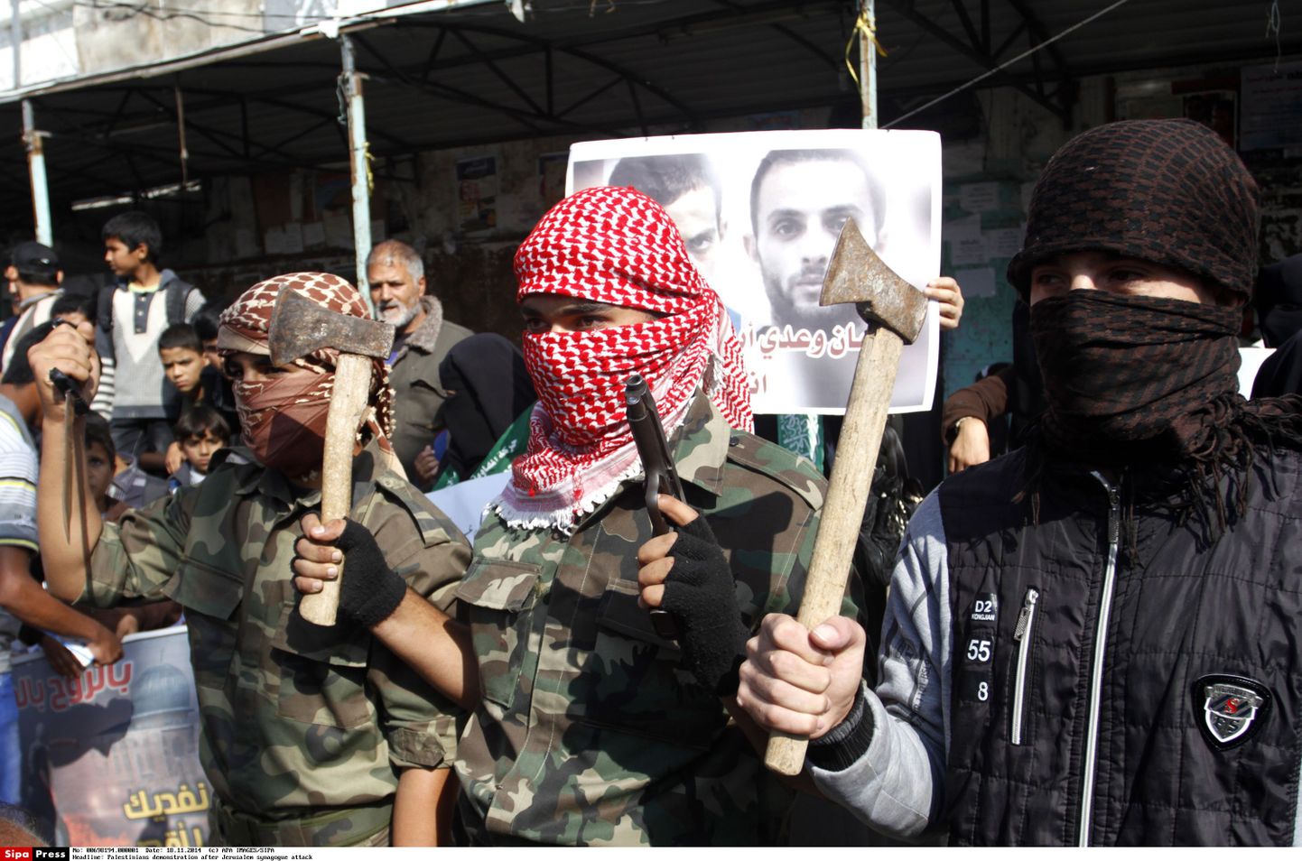 Maskidega palestiinlased peavad pidu, tähistades nelja Israeli kodaniku tapmist Jeruusalemma sünagoogis täna hommikul.
