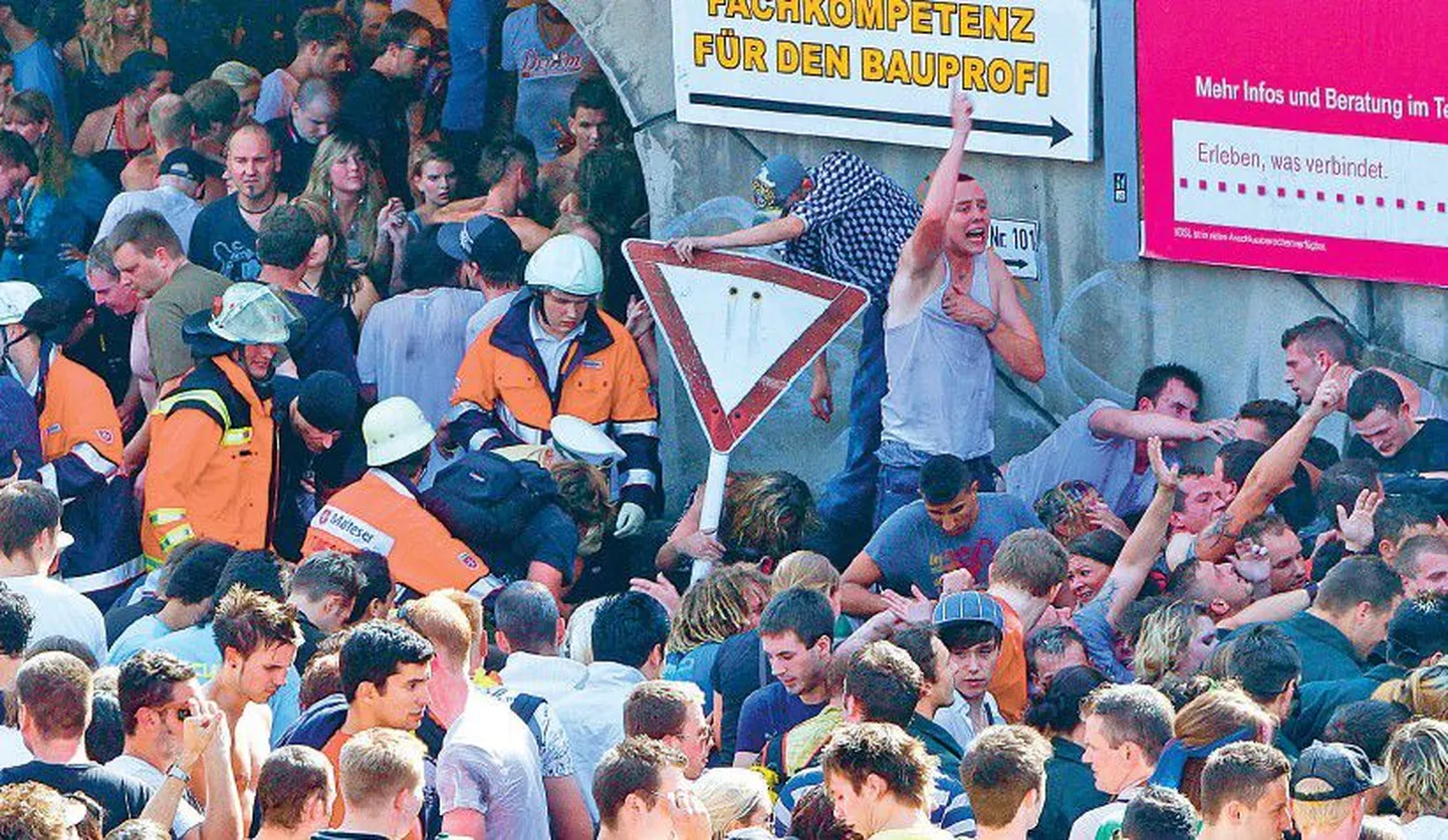 Paanika puhkedes üritasid inimesed festivaliala ainsaks sissepääsuks oleva tunneli juurest minema pääseda.