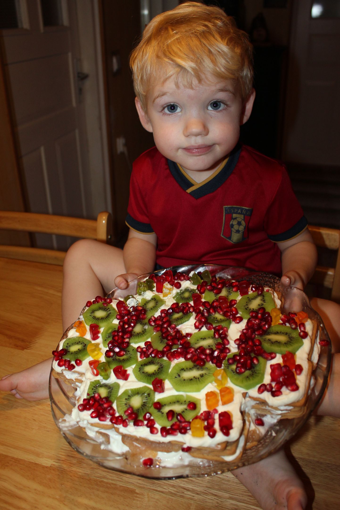Kaheaastane Tomi Stefan tegi isadepäevaks tordi.
