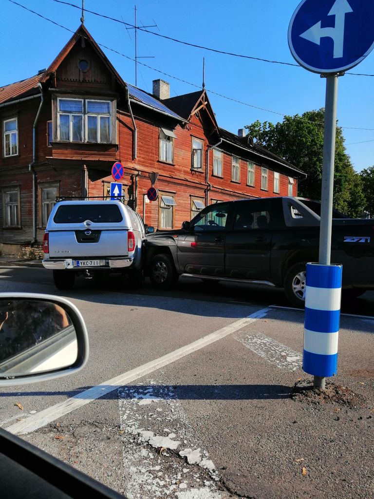 Peateel liikunud pikapile ei andnud teed Soome numbrimärgiga auto.
