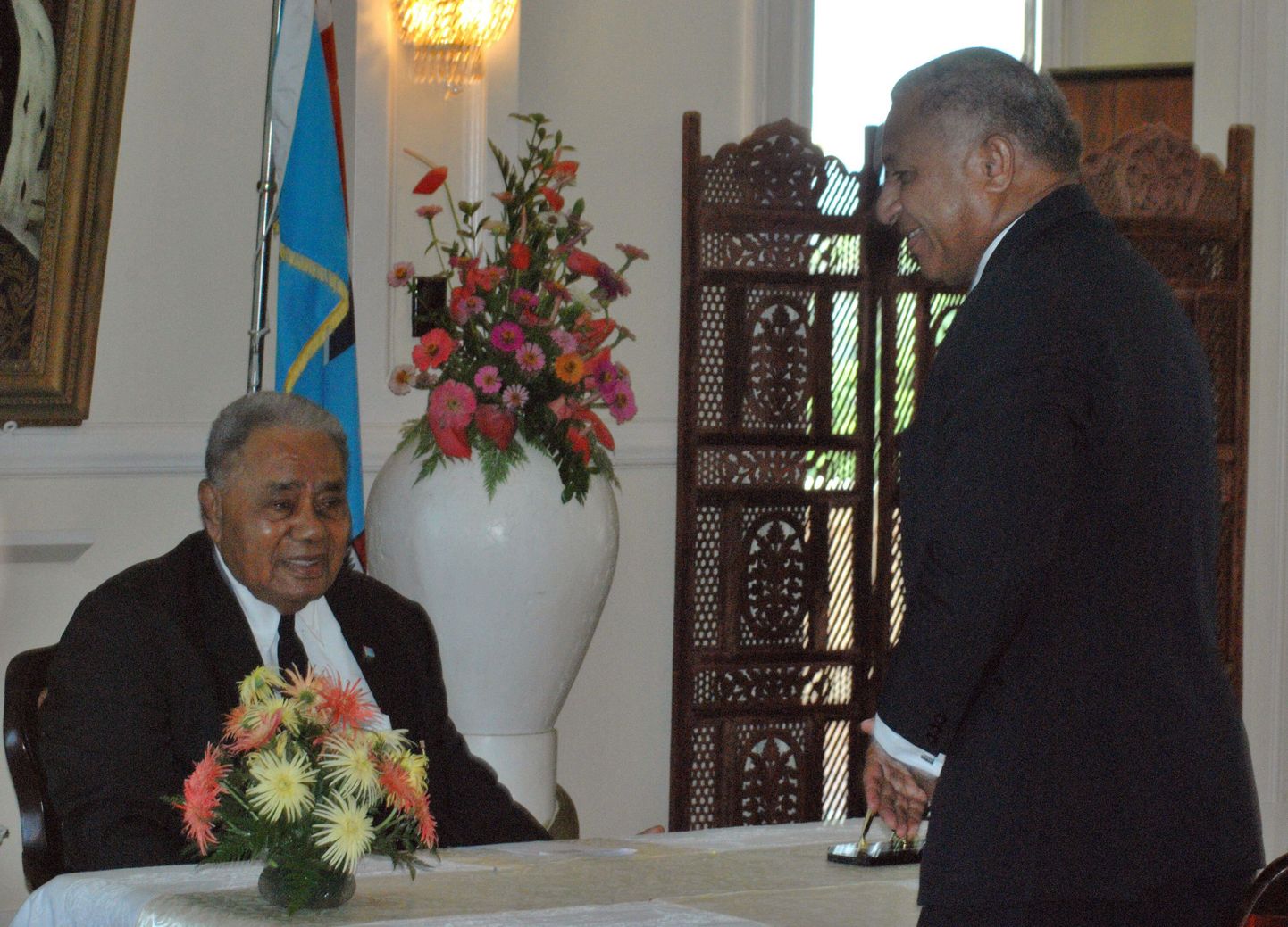 Fidži sõjaväeline juht kommodoor Voreqe Bainimarama (parem) annab ametivannet president Josefa Iloilole (istumas).