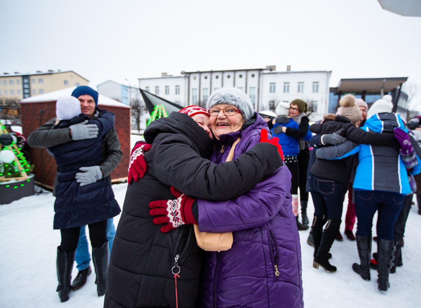 Juubeliaasta viimasel päeval pandi kogu Eesti tantsima. Rakvere Keskväljakule kogunesid sajad noored ja vanad, kes jagasid lõpetuseks üksteisele sooje kallistusi.