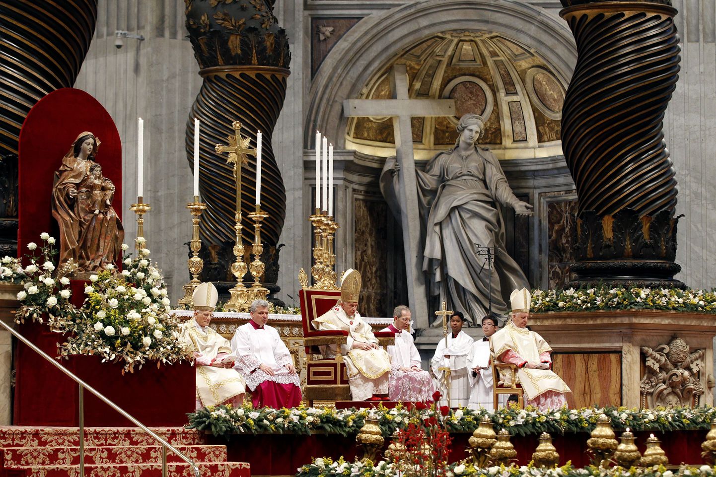 Paavst Benedictus XVI (vasakult kolmas) Püha Peetruse Basiilikas toimunud missal.