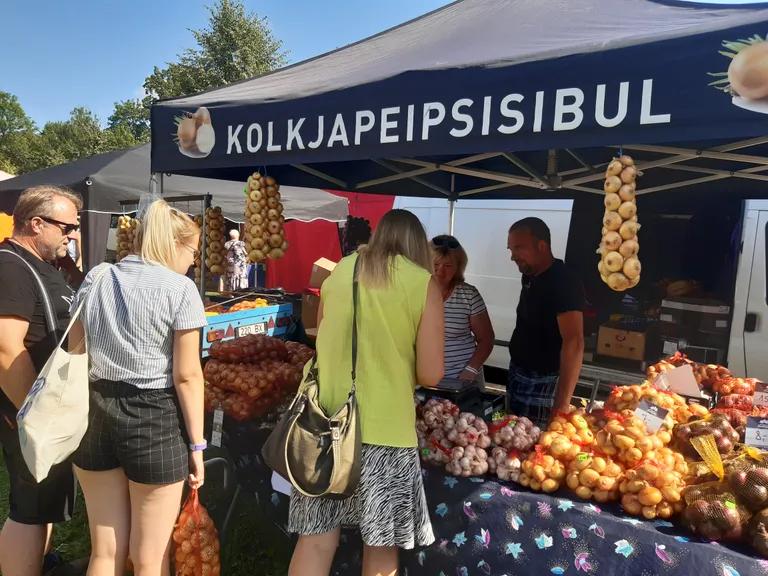 Küüslaugufestivalil jagus ostjaile mitmesuguseid mugulaid.