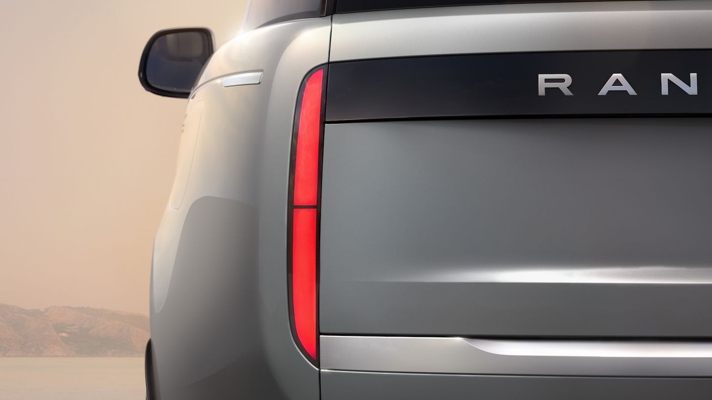 Esimesed vihjepildid annavad aimu, milline võib uus Range Roveri elektriauto tulla. Katsesõidukid on juba maanteekatsetel.