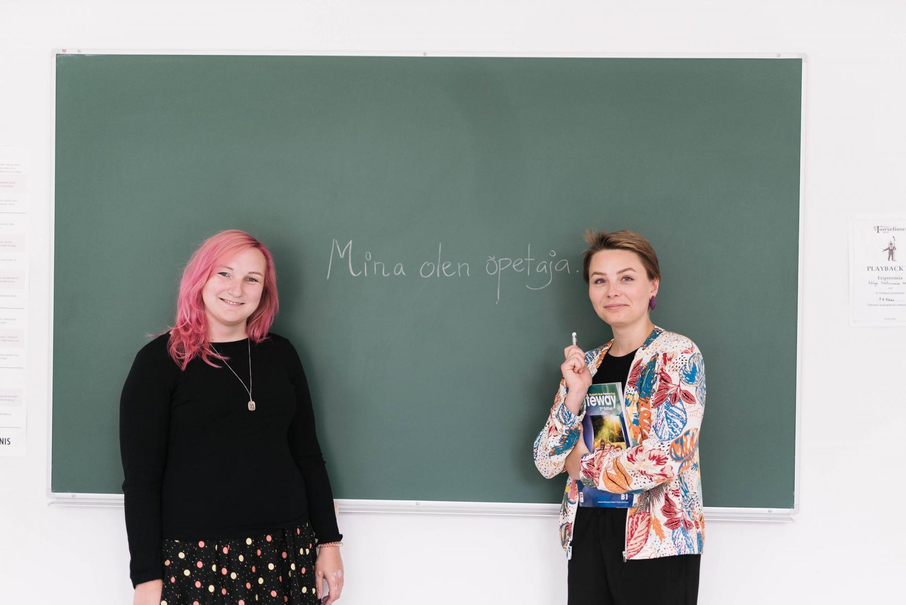 Liis-Marii Roosnupp (vasakul) on Forseliuse koolis algklassijütse õpetanud kaks aastat. Kärt Lehis hakkab sügisel samas koolis keeli õpetama. Nad mõlemad on õpetajaks õppinud Noored Kooli programmi kaudu.