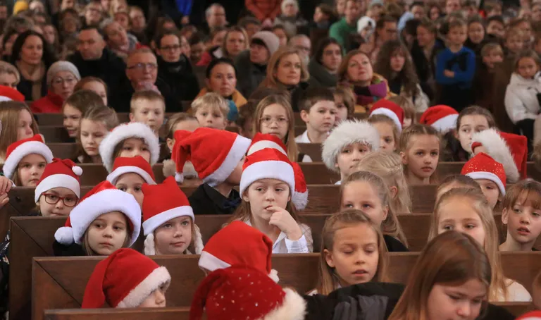 Koolipere, esinejad ja publik - vaevalt mahtusid kirikusaali ära.