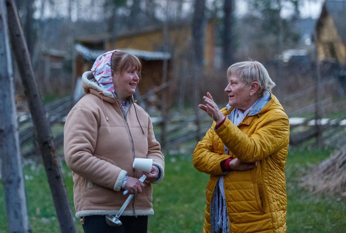 Mõniste talurahvamuuseumi külastusjuht Mare Tamtik (vasakul) ja Mõniste kooli õpetaja Asta Pazuhanitš tutvustasid jüripäevaga seotud kombestikku.