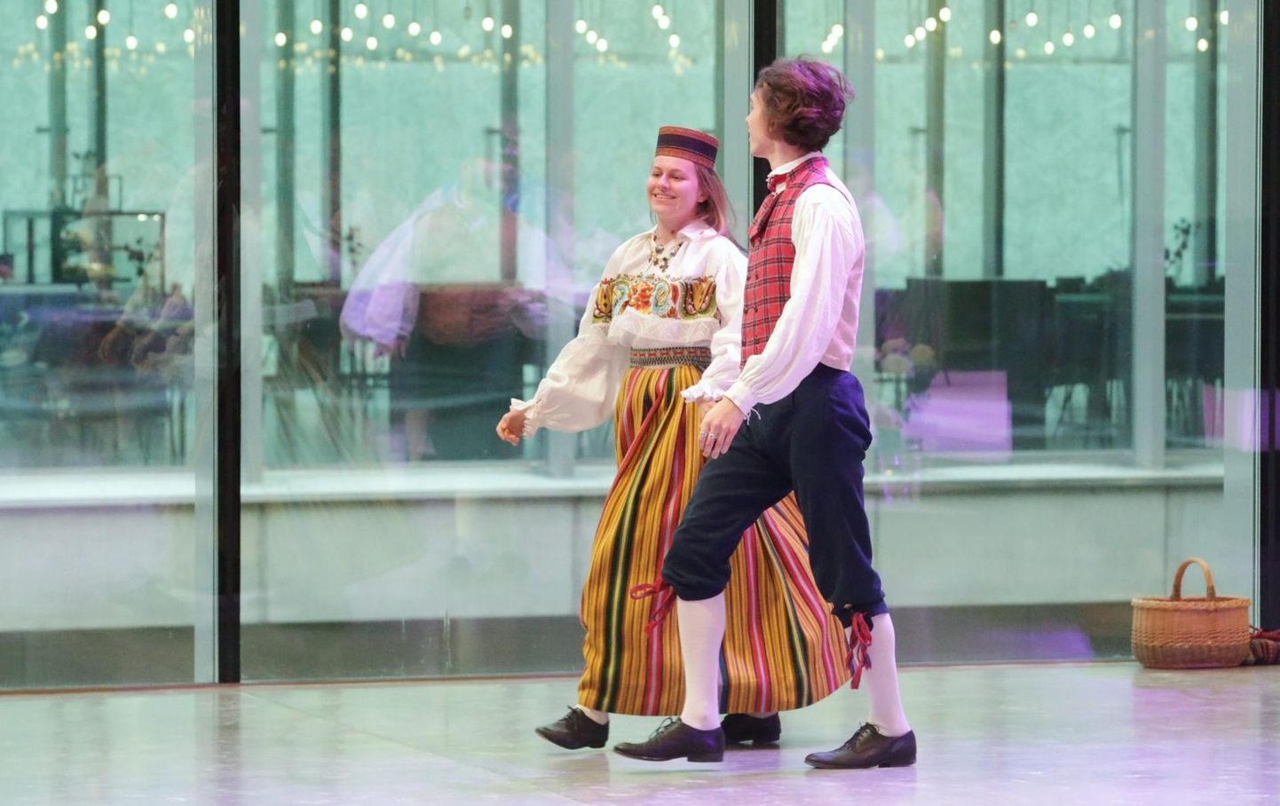 Kingiks rahvarõivad saanud Marite Rikkas tantsib rahvakunstiansamblis Leigarid ja keerutas ERMis jalga koos tantsupartner Hugo Jõksiga.