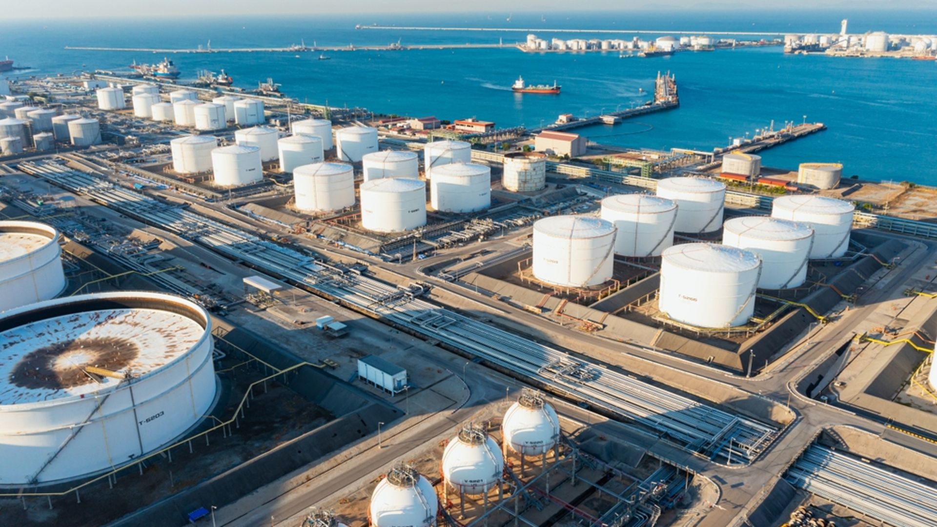 Китай начал расходовать нефтяные запасы из-за конфликта на Ближнем Востоке