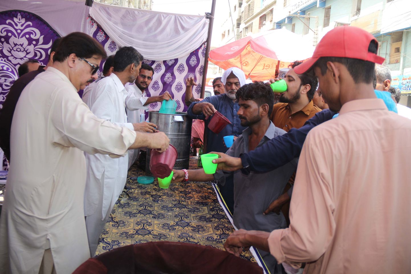 Pakistanis Hyderabadis jagatakse inimestele kuuma leevendamiseks tasuta jooke.