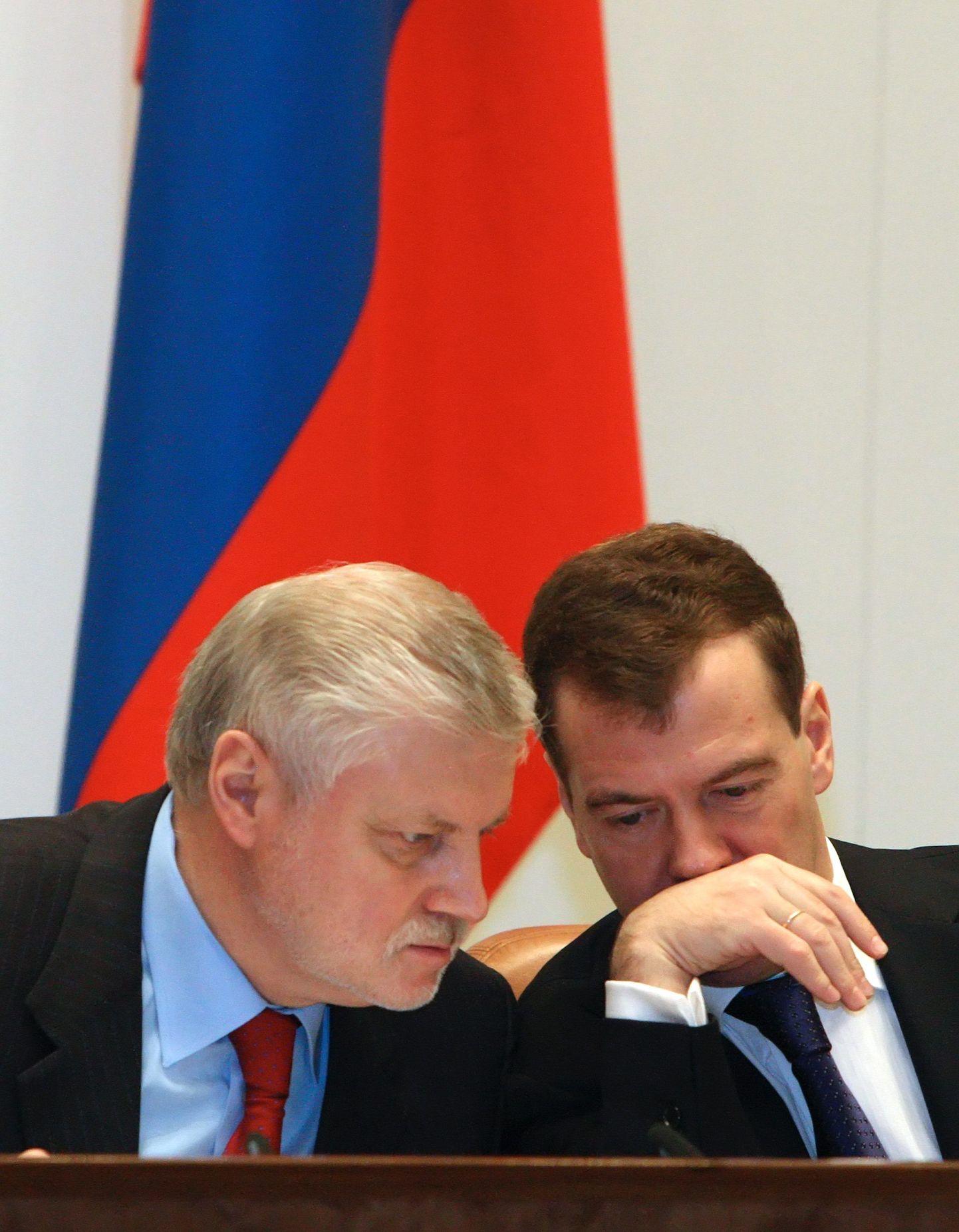 President Dmitri Medvedev sosistab Föderatsiooninõukogu juhi Sergei Mironoviga (vasakul).