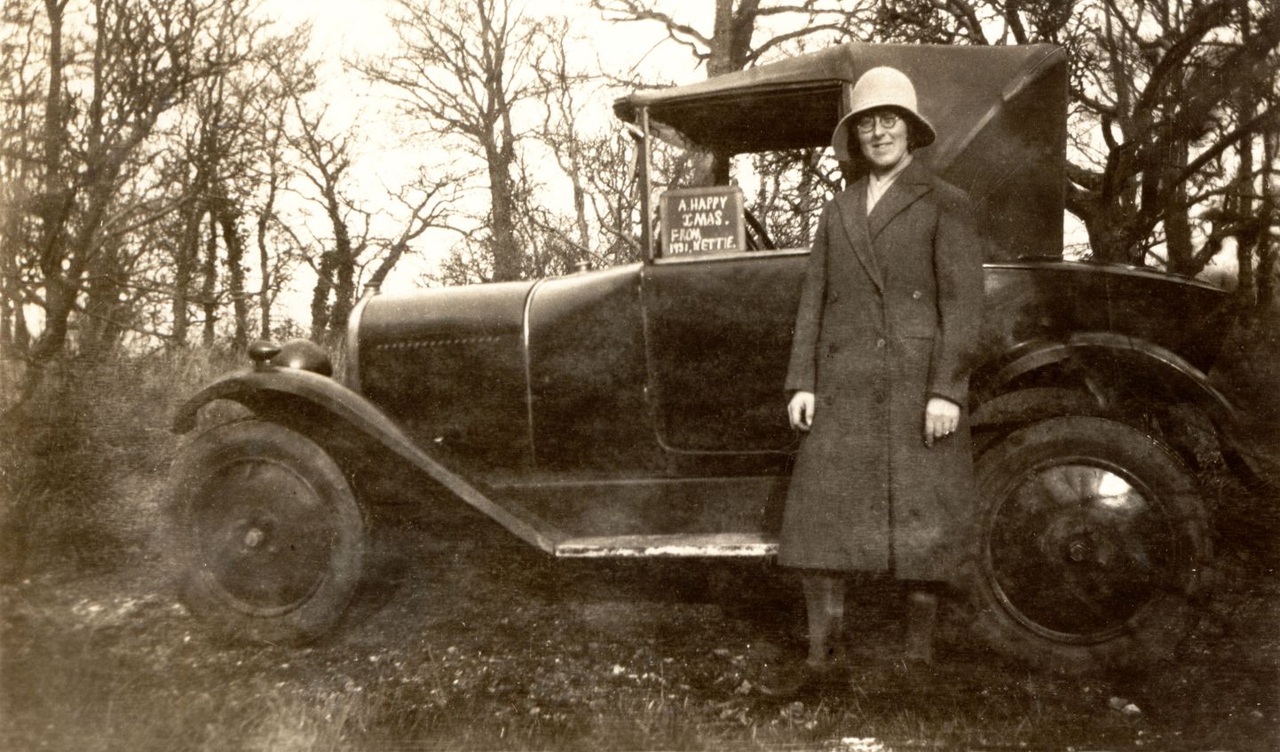 Tundmatu naine poseerimas autoga, circa 1920