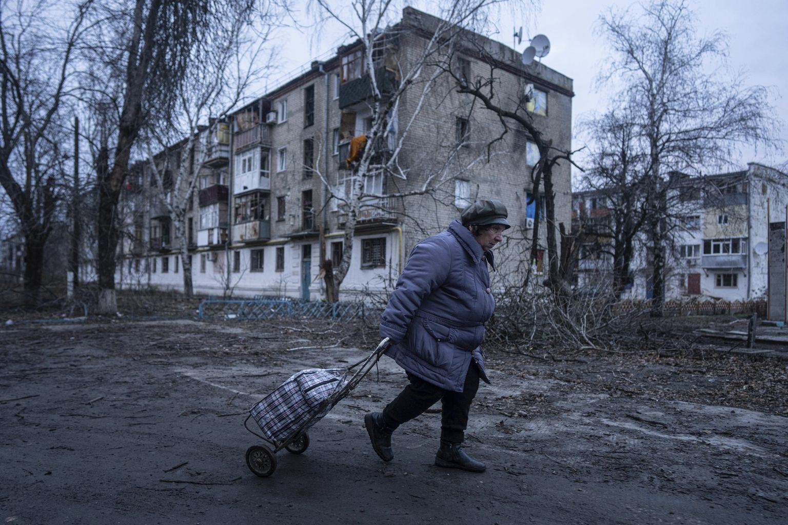 Kohalik naine liikumas humanitaarabi jaotamise kohta, Kupjanskis, Ida-Ukrainas, 28. detsembril 2022. a.