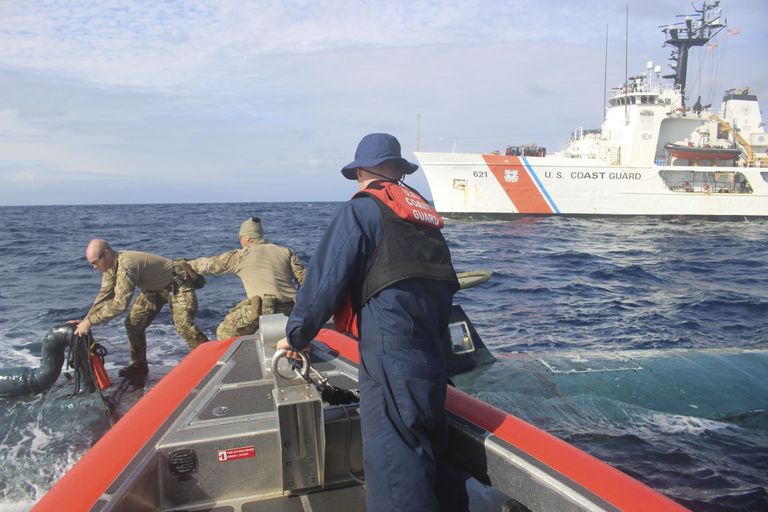 USA rannavalvurid allveelaeval, millest leiti üle 5 tonni kokaiini.