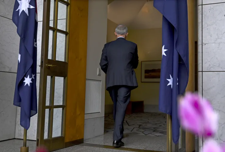 Kui veel näitab Turnbull selga ajakirjanikele, siis homsest võib talle selja pöörata valitsus.
