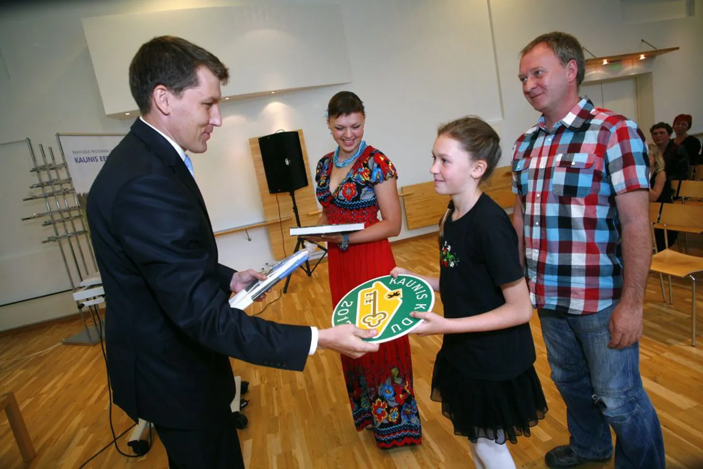 Perekond Absalon Tahkuranna vallast Reiu külast pälvis tänavusel kodukaunistamise konkursil tunnustuse looduslähedase keskkonna loomise eest.