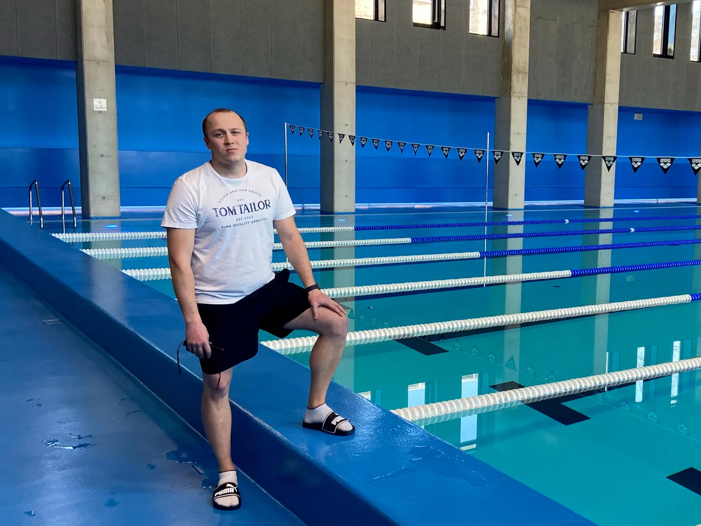 Firma Spes Ehital esindaja Roman Šabanin sisekaitseakadeemia ning Tartu ülikooli Narva kolledži uues ujulas.