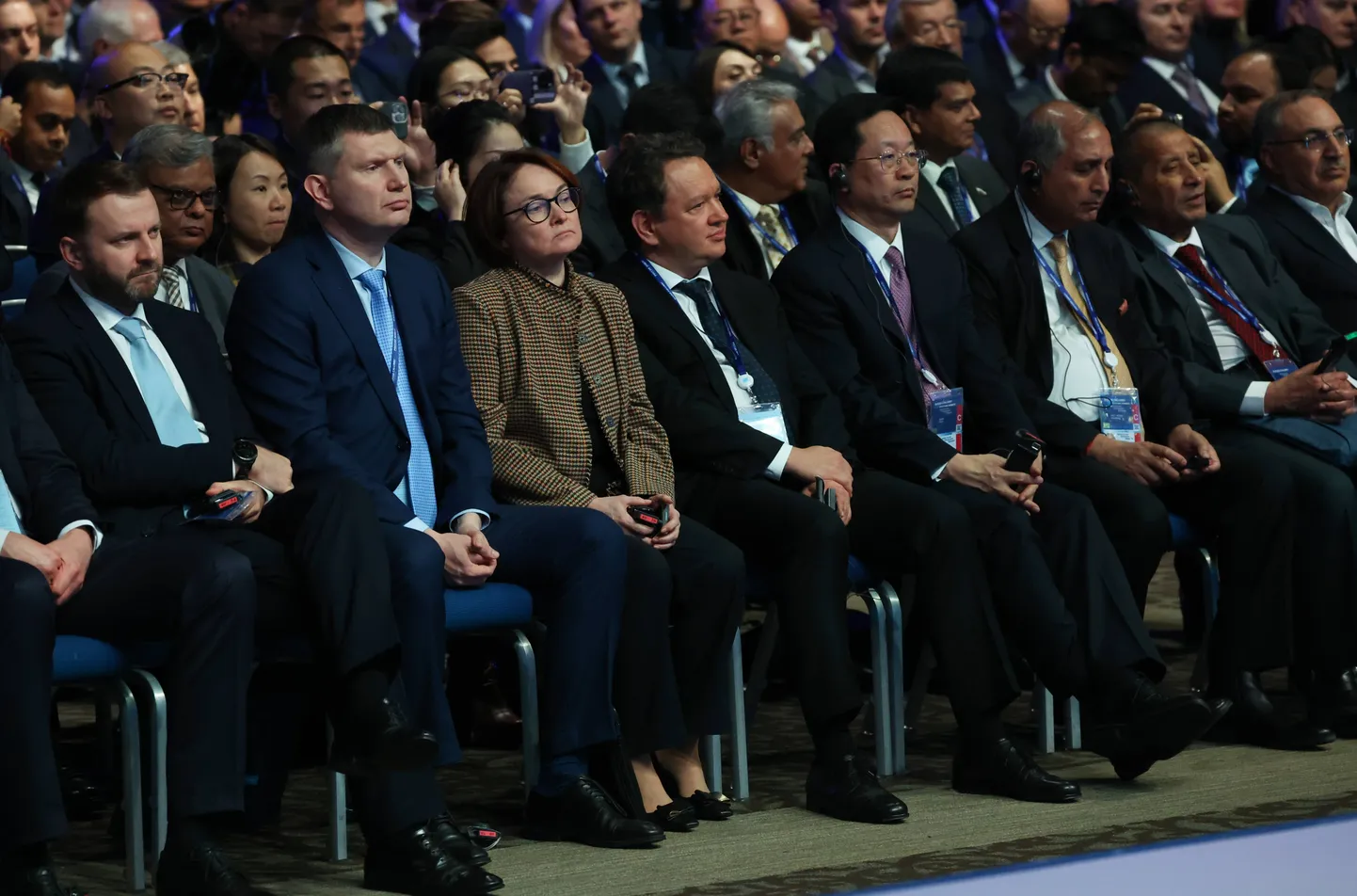 Venemaa keskpanga juht Elvira Nabiullina (esireas keskel) VTB investeerimisfoorumil Moskvas 4. detsembril 2024.