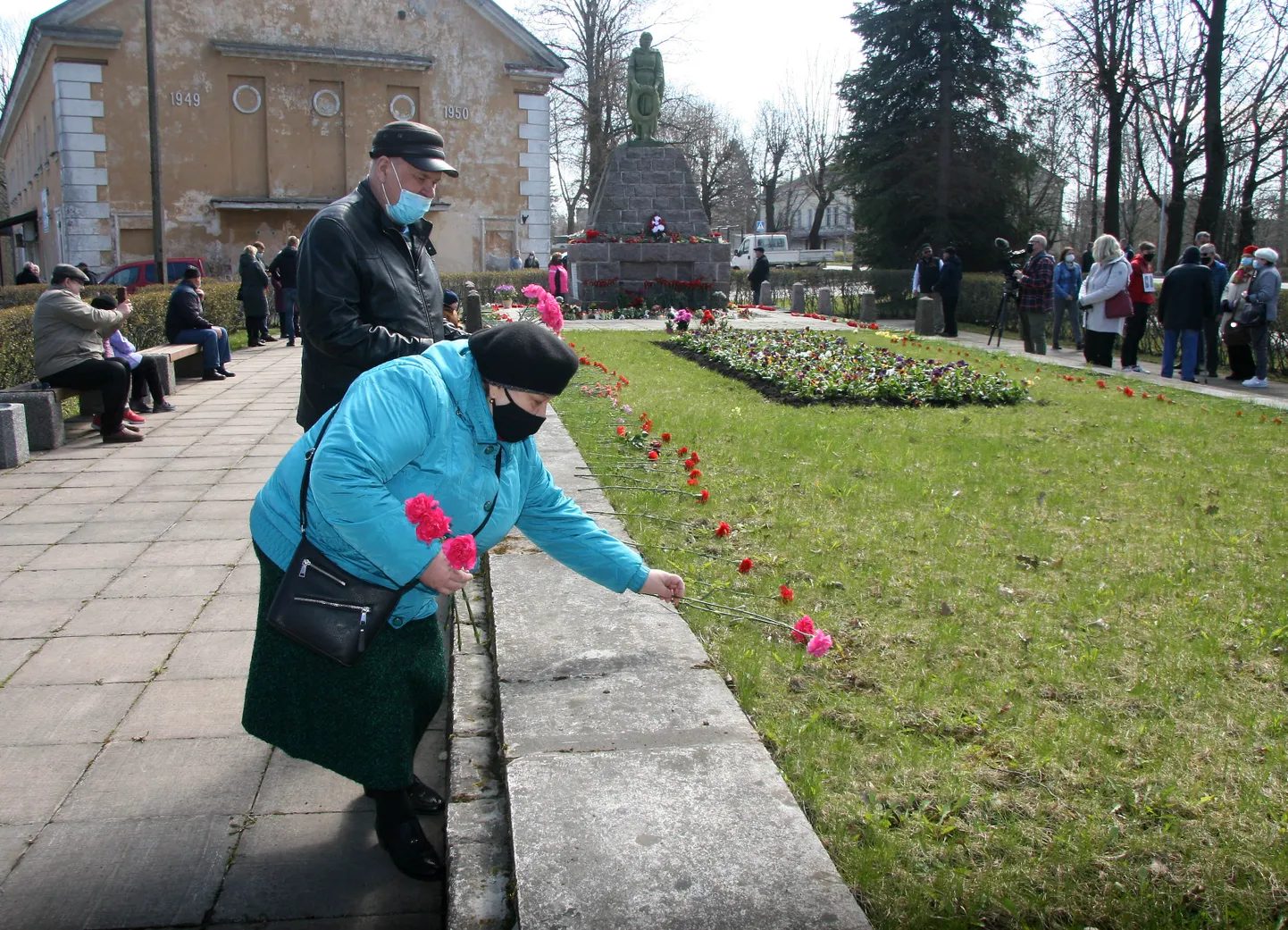 Eelmisel aastal Kohtla-Järve mälestusmärgi juures koroonapiirangute tõttu suuri kogunemisi ei peetud, kuid lilli toodi terve päev.