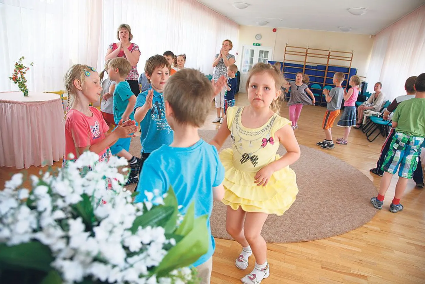 Mai lasteaia 9. rühma lapsed on rühmaõpetaja Kristel Arro (vasakul) ja muusikaõpetaja Kairi Kuuse juhendamisel polka ja kaerajaani kenasti selgeks saanud.
