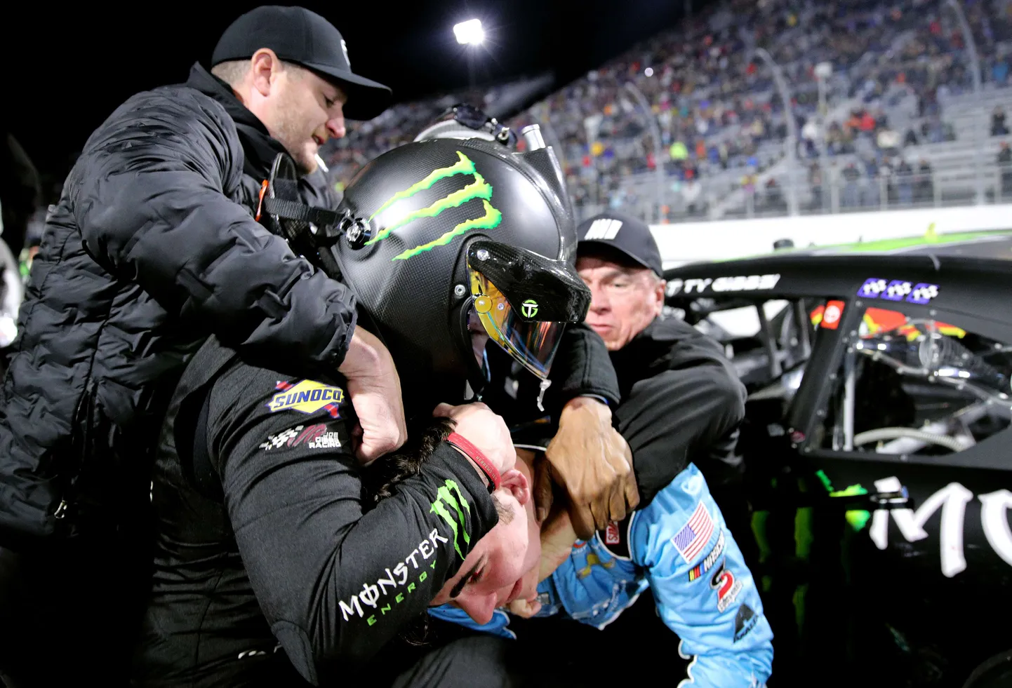 Nascaris läksid võistlejad pärast sõitu kaklema.