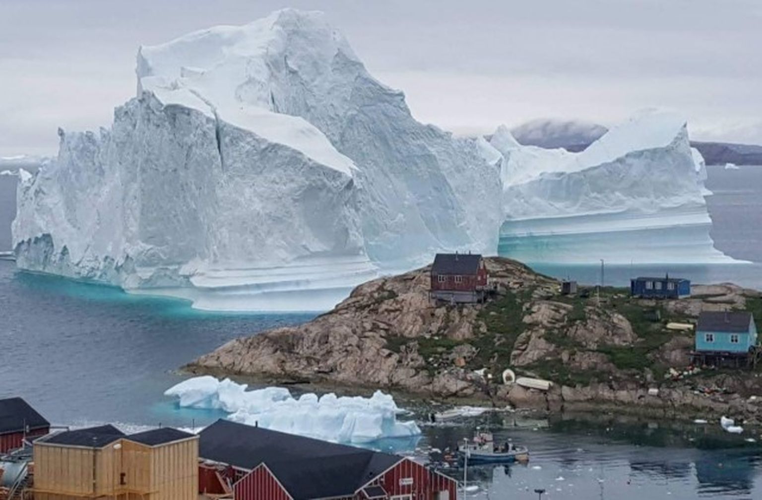 Milzu aisbergs pie Inaarsuitas ciemata Grenlandes piekrastē 2018. gada 12. jūlijā; ilustratīvs foto.