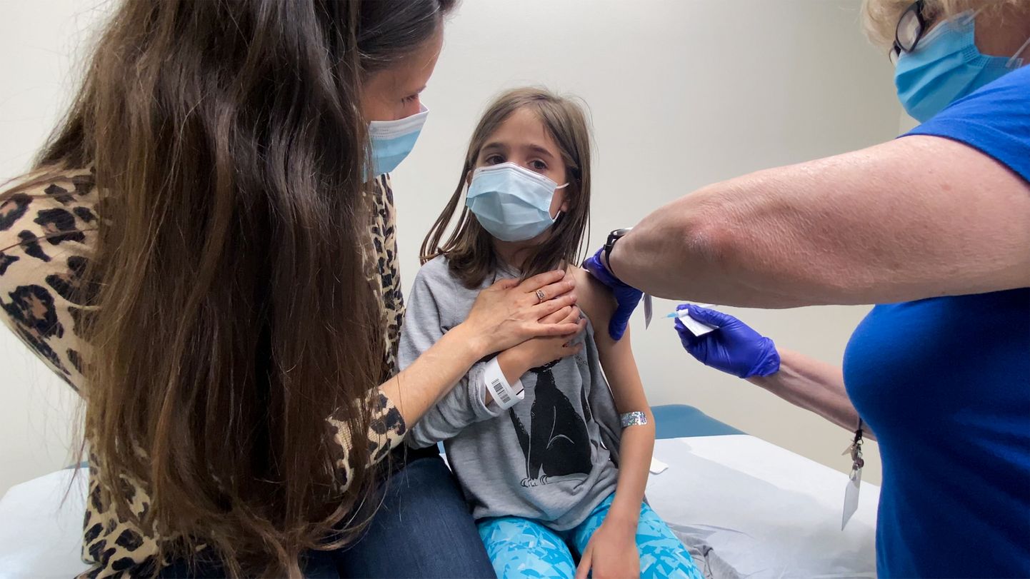 Pildil 9-aastane Marisol Gerardo, kes saab vaktsiiniuuringu raames oma teise doosi Pfizeri vaktsiini.