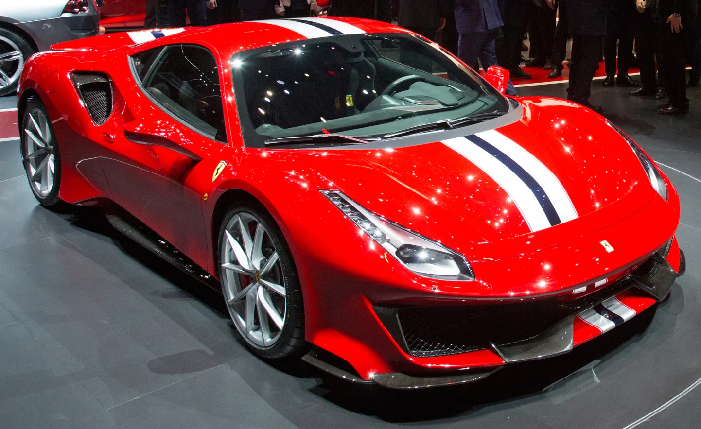 Зачем на шоссе Ferrari?