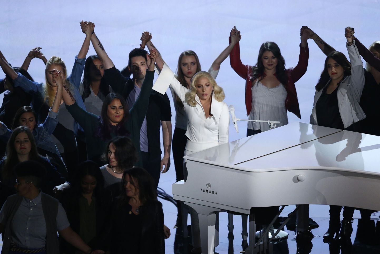 Lady Gaga Oscarite jagamisel seksuaalse vägivalla ohvrite toetuseks esinemas