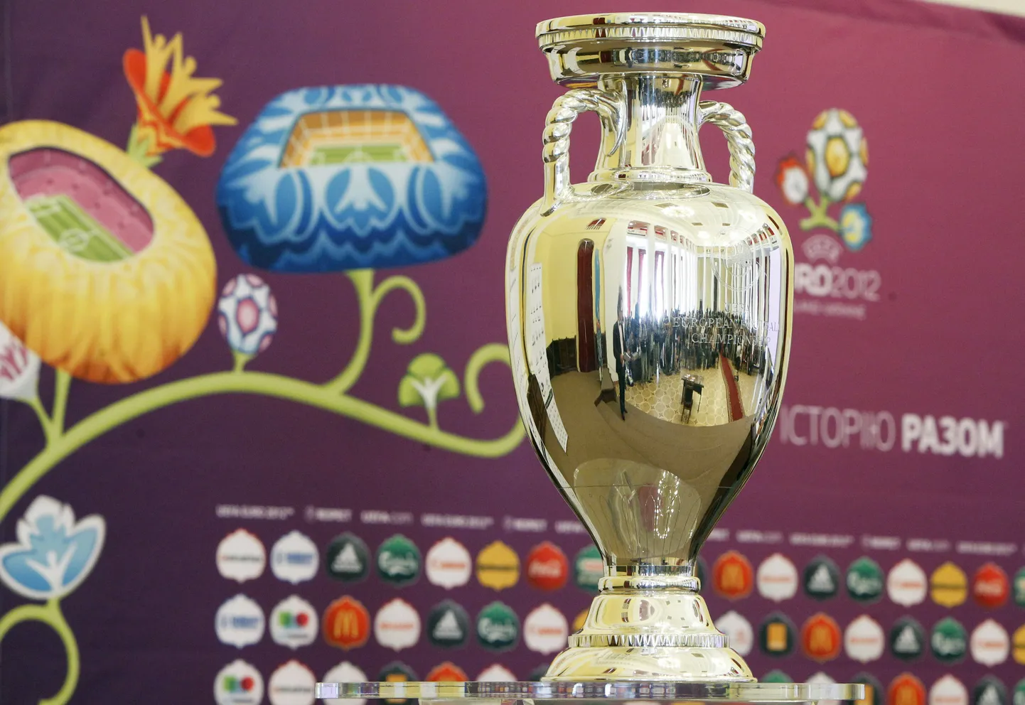Трофей Евро-2012.