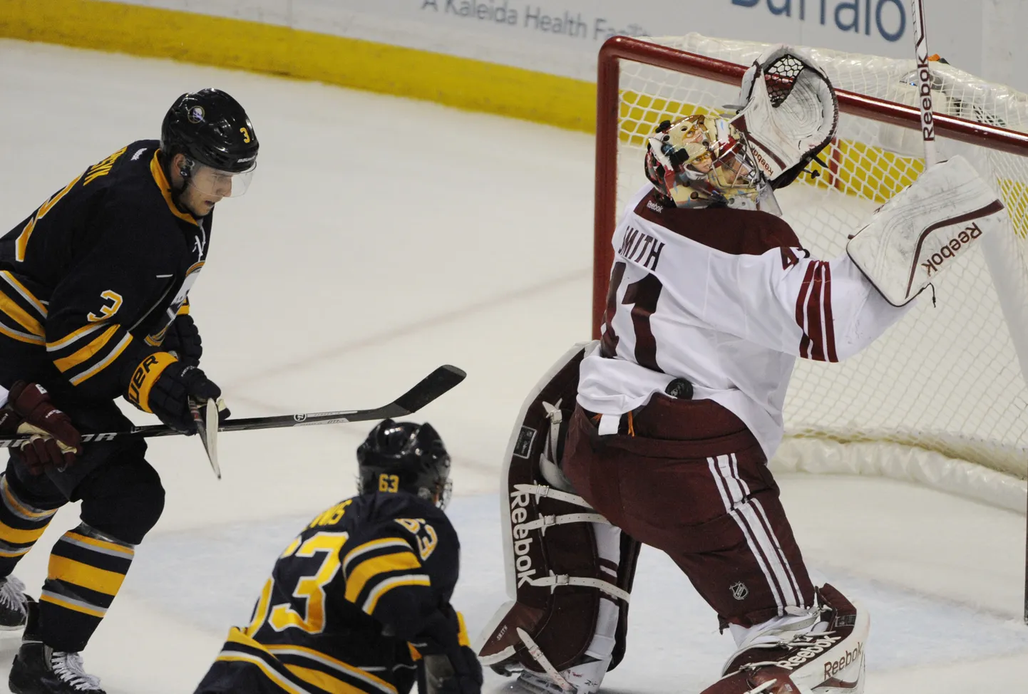 Phoenix Coyotesi väravavaht Mike Smith (nr. 41) tagurdab kohe litriga väravasse.