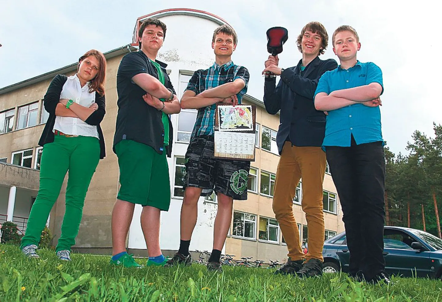 Raeküla kooli noored maailmaparandajad näitavad oma „Tegude kalendrit“.