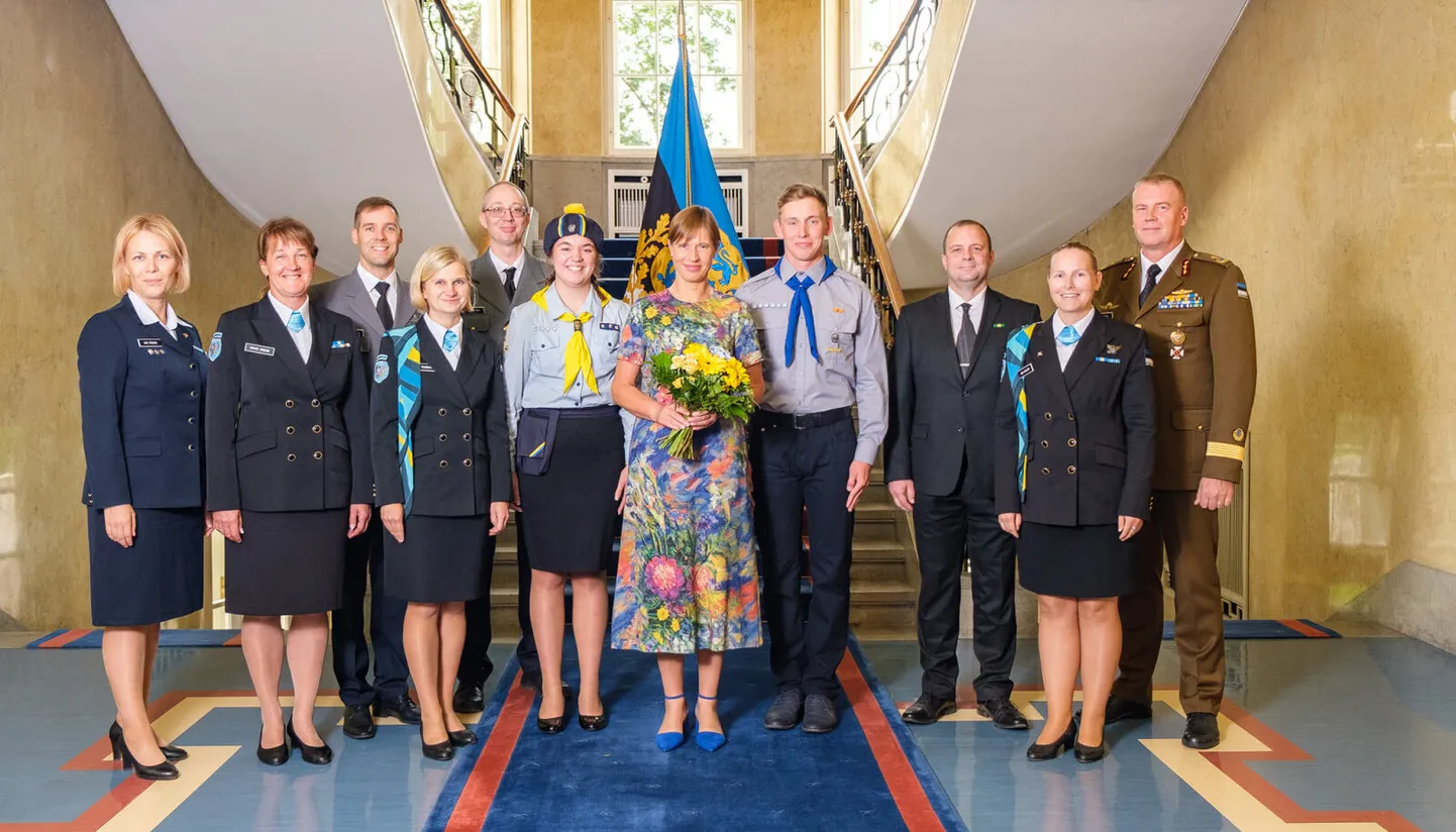 President Kersti Kaljulaid kohtus eile Kadriorus Kaitseliidu möödunud aasta tublimatega – aasta kaitseliitlase Anti Altementiga Valgamaalt (paremalt kolmas), aasta naiskodukaitsja Jane Koitlepaga Sakala ringkonnast, aasta kodutütre Kerda Partsiga Alutaguselt, aasta noorkotka Artur Kölleriga Valgamaalt (paremalt neljas), kodutütarde aasta noortejuhi Maire Kruusiga Läänemaalt ja noorte kotkaste aasta noortejuhi Urmas Tähega Järvamaalt.